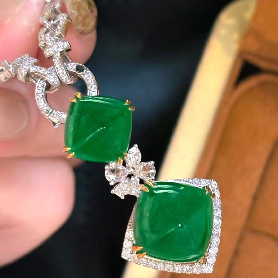 14k Gold 13.3 Ct Vivid Green Natural Emerald & Diamond Pendant( Without Chain ): Ref:231048327 // gold content:14k gold // main gemstone:emerald // shape:suger-loaf // carat weight:13. 3ct // color:vivid green // treatment:natural // // adjacent gemstone 2 : diamond //