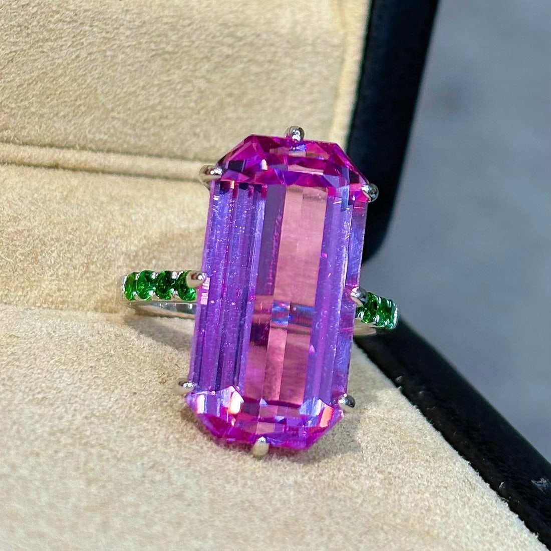 14k Gold 17.11 Ctw Natural Kunzite & Tsavorite Ring - 3