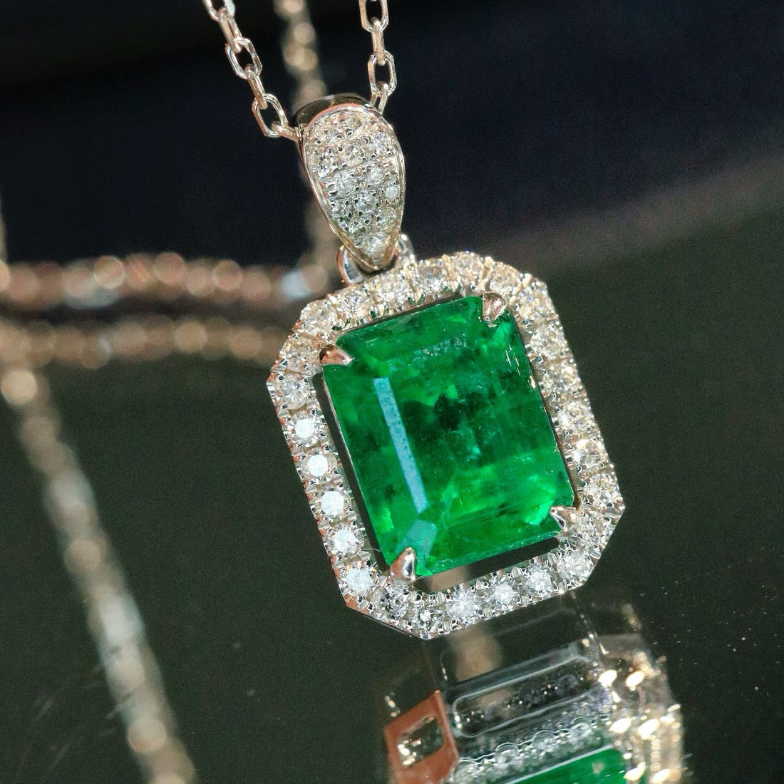 14k Gold 1.51 Ctw Vivid Green Natural Emerald & Diamond Necklace: Ref:231048379 // gold content:14k gold // main gemstone:emerald // shape:octagonal // carat weight:1. 33ct // color:vivid green // treatment:natural // // adjacent gemstone 2 : diamond // shape:round