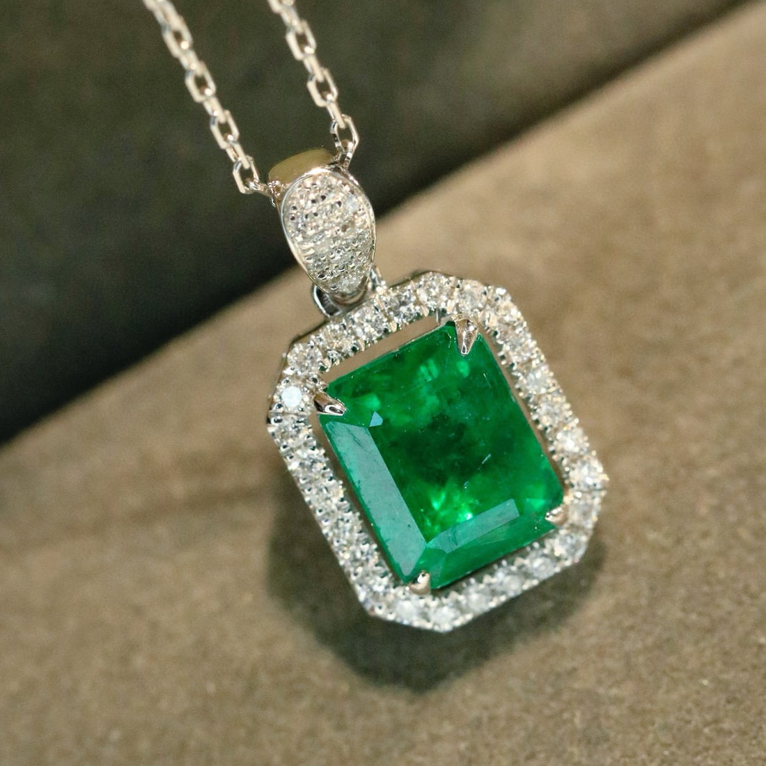 14k Gold 1.51 Ctw Vivid Green Natural Emerald & Diamond Necklace - 2