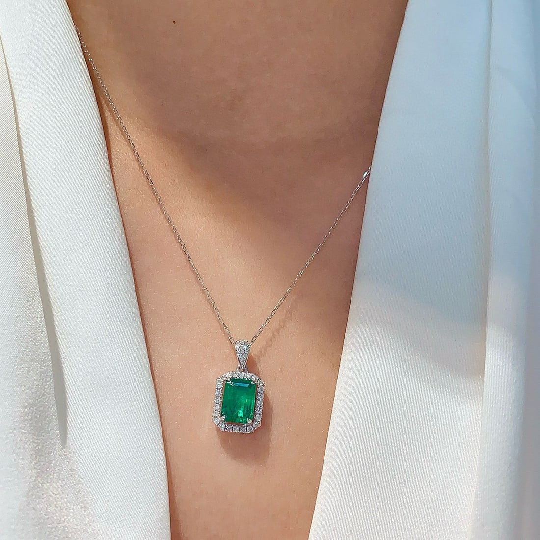 14k Gold 1.51 Ctw Vivid Green Natural Emerald & Diamond Necklace - 5