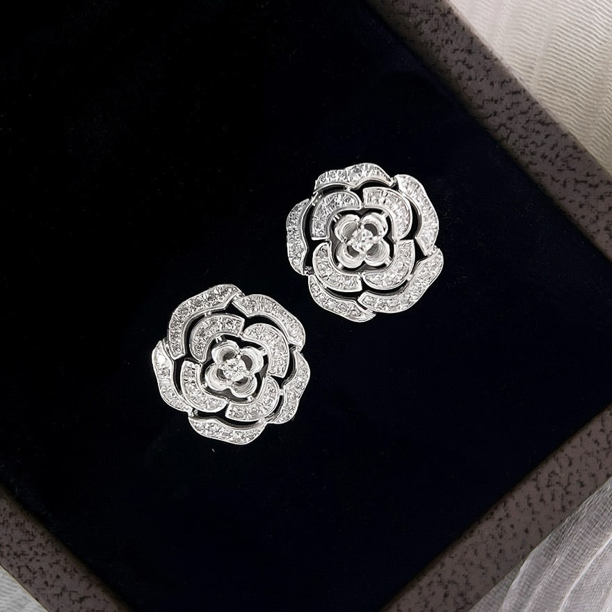 14k Gold 0.32 Ct Natural H Diamond & Flowers Earrings: Ref:231048392 // gold content:14k gold // main gemstone:diamond // shape:round // carat weight:0. 32ct // clarity grade:vs-si // color:h // treatment:natural // cut grade:g // Low Estimate: 2400