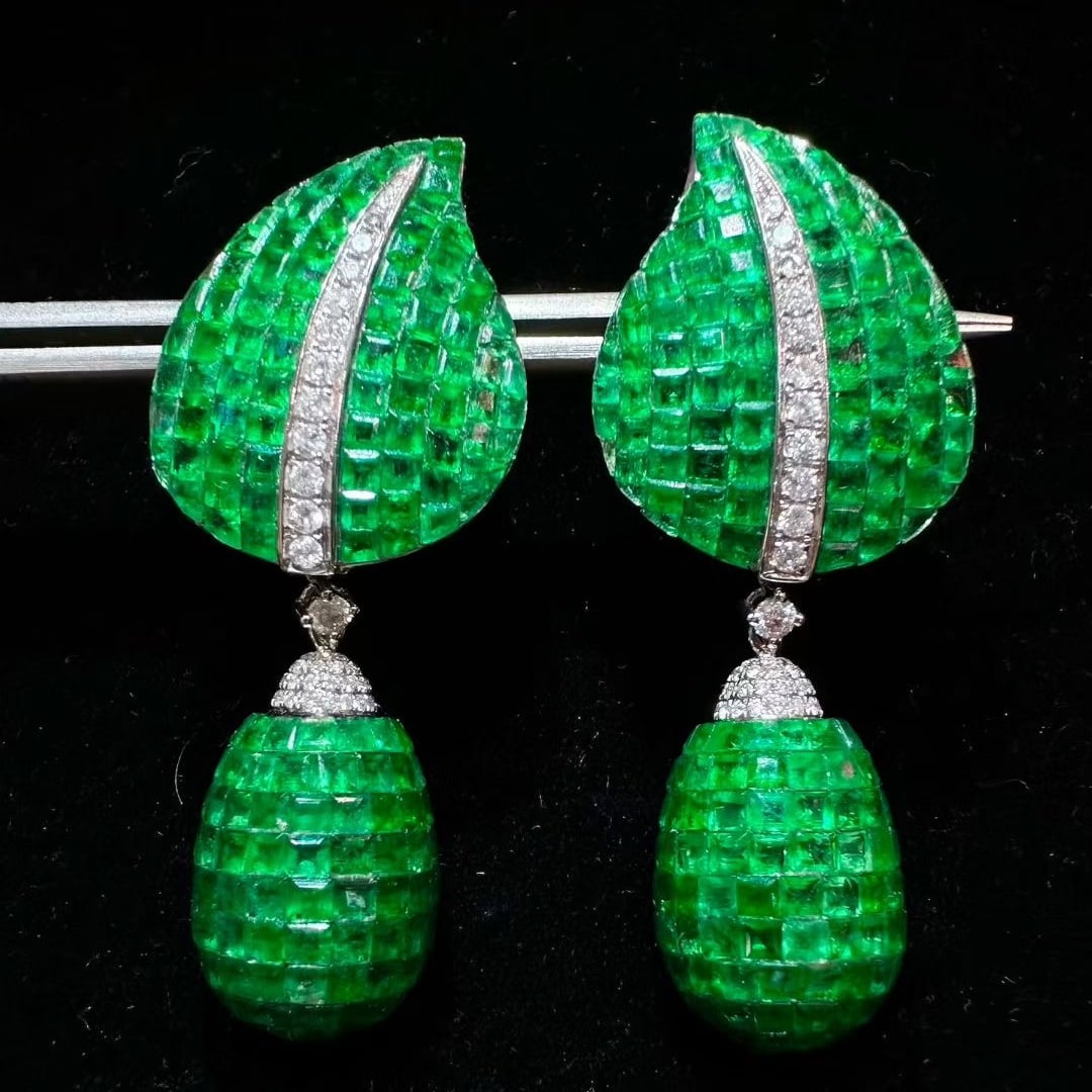 14k Gold 48.5 Ct Natural Emerald & Diamond Earrings: Ref:231051005 // gold content:14k gold // main gemstone:emerald // shape:square // carat weight:48. 5ct // color:green // treatment:natural // // adjacent gemstone 2 : diamond // shape:round //