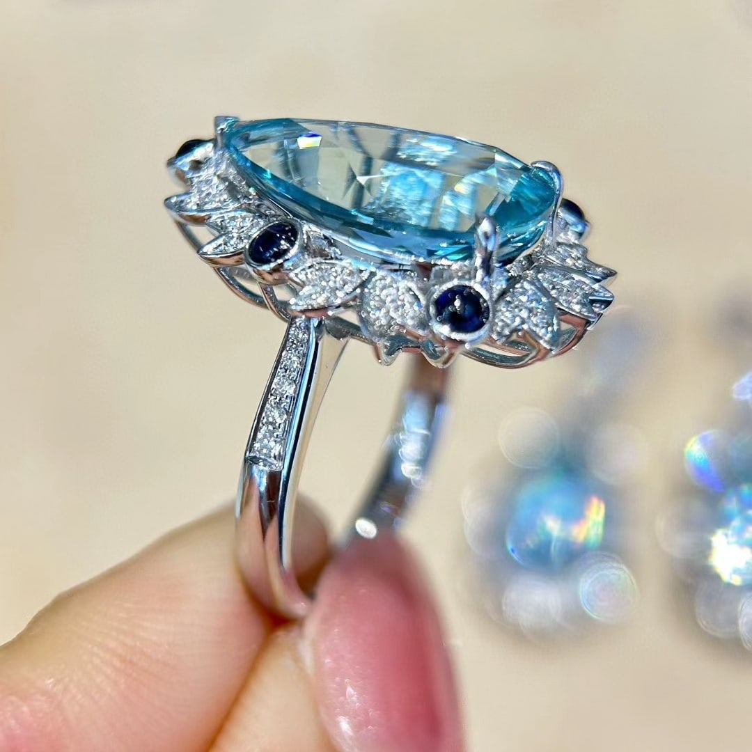 14k Gold 7.66 Ctw Natural Aquamarine & Diamond Ring: Ref:231051014 // gold content:14k gold // ring size:7. 25us // // main gemstone:aquamarine // shape:pear // carat weight:6. 95ct // color:santa maria color // treatment:natural // // adjacent gemstone