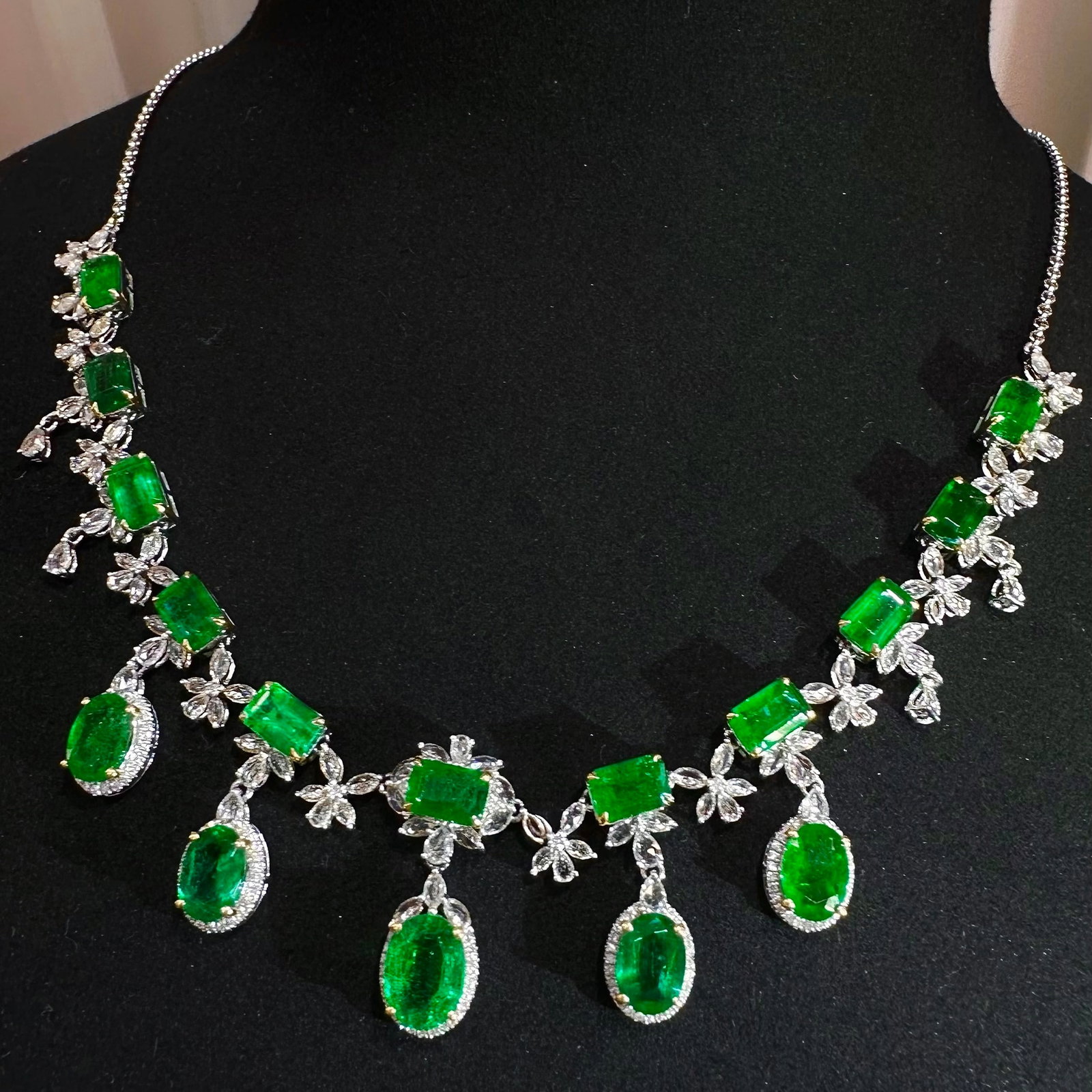 14k Gold 11.9 Ct Vivid Green Natural Emerald & Sapphire & Diamond Necklace: Ref:231051021 // gold content:14k gold // main gemstone:emerald // shape:multiply // carat weight:11. 9ct // color:vivid green // treatment:natural // // adjacent gemstone 2 : sapphire // shape:multip