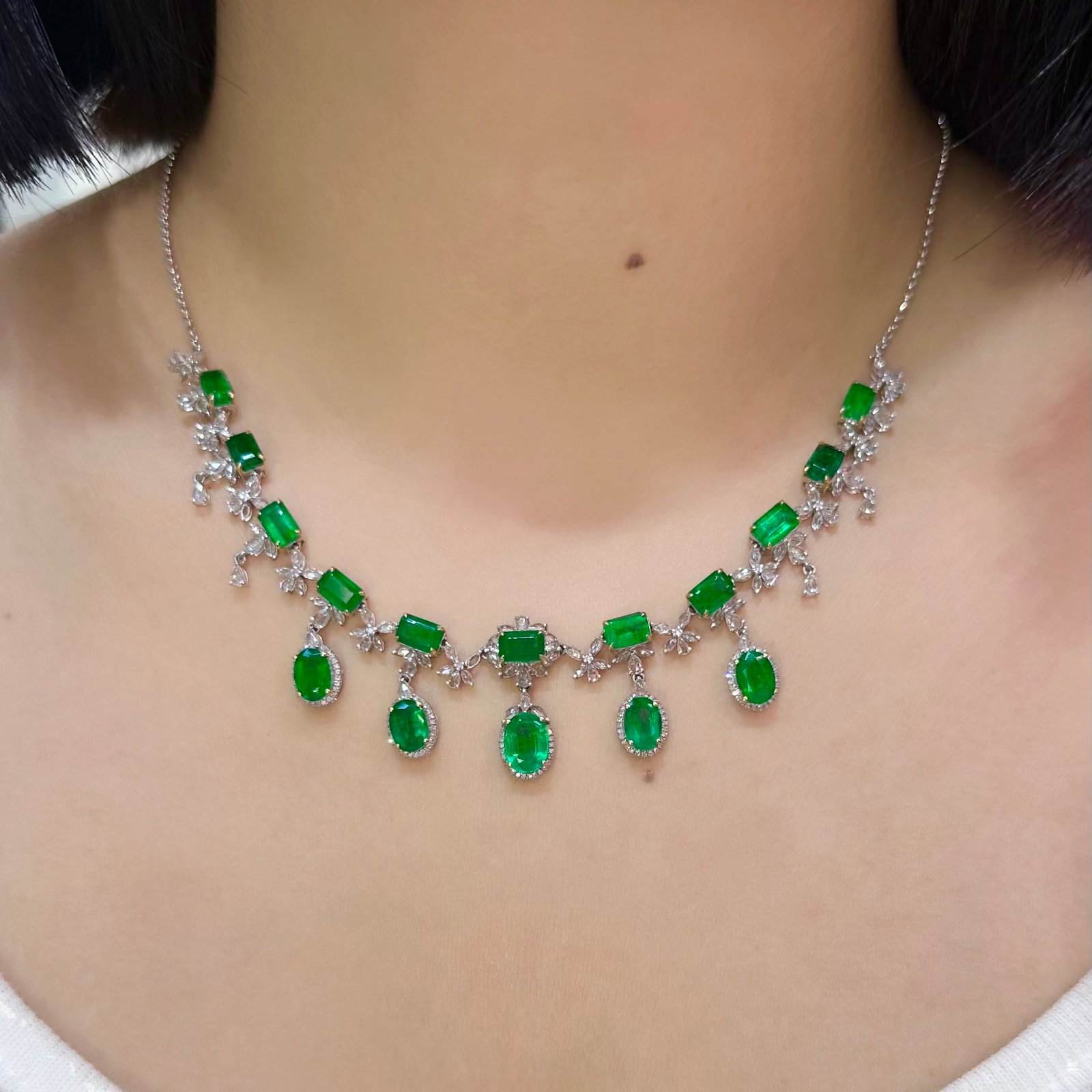 14k Gold 11.9 Ct Vivid Green Natural Emerald & Sapphire & Diamond Necklace - 3