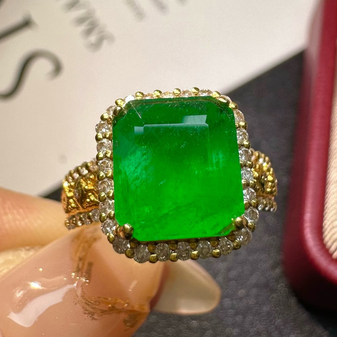 14k Gold 3.2 Ct Vivid Green Natural Emerald & Diamond Ring - 2