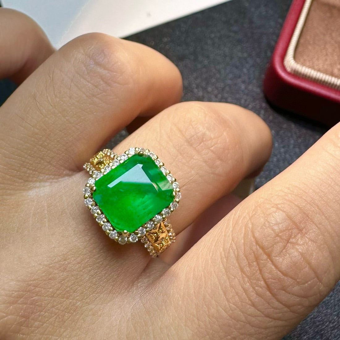 14k Gold 3.2 Ct Vivid Green Natural Emerald & Diamond Ring - 4