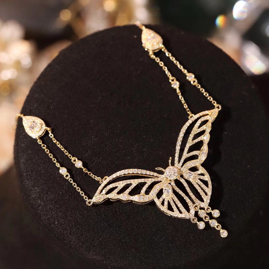 14k Gold 1.1 Ct Natural H Diamond & Butterfly Necklace: Ref:231051078 // gold content:14k gold // main gemstone:diamond // shape:multiply // carat weight:1. 1ct // clarity grade:vs-si // color:h // treatment:natural // Condition: New Low Estimate: 6200.00
