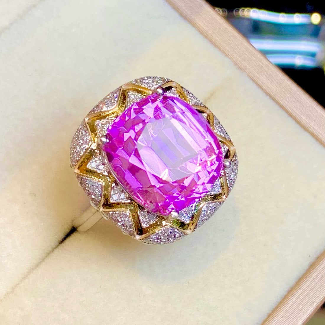14k Gold 14.3 Ct Natural Kunzite & Diamond Ring: Ref:231051081 // gold content:14k gold // ring size:7. 25us // // main gemstone:kunzite // shape:cushion // carat weight:14. 3ct // color:purple // treatment:natural // // adjacent gemstone 2 :