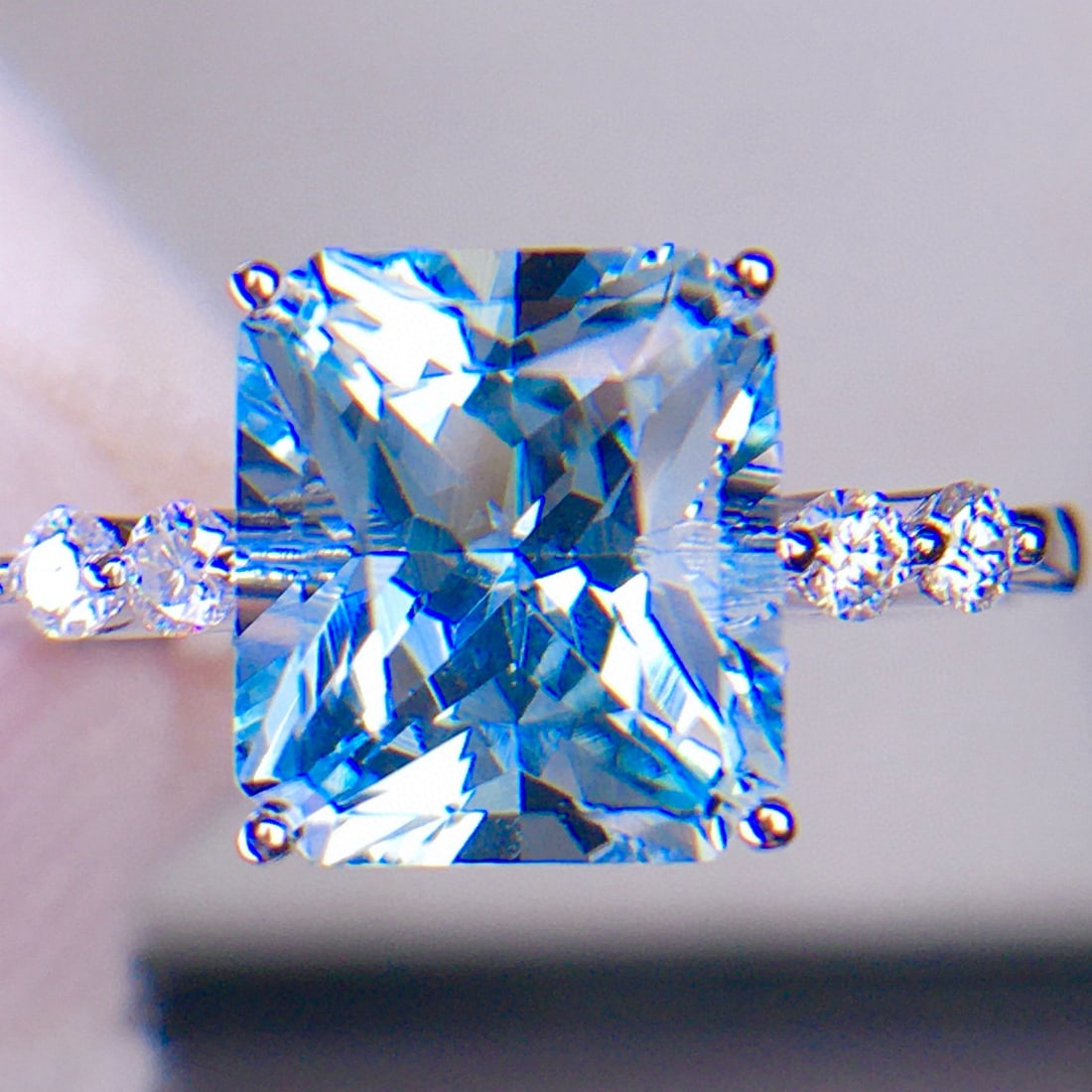 14k Gold 3.6 Ct Natural Aquamarine & Diamond Ring - 3