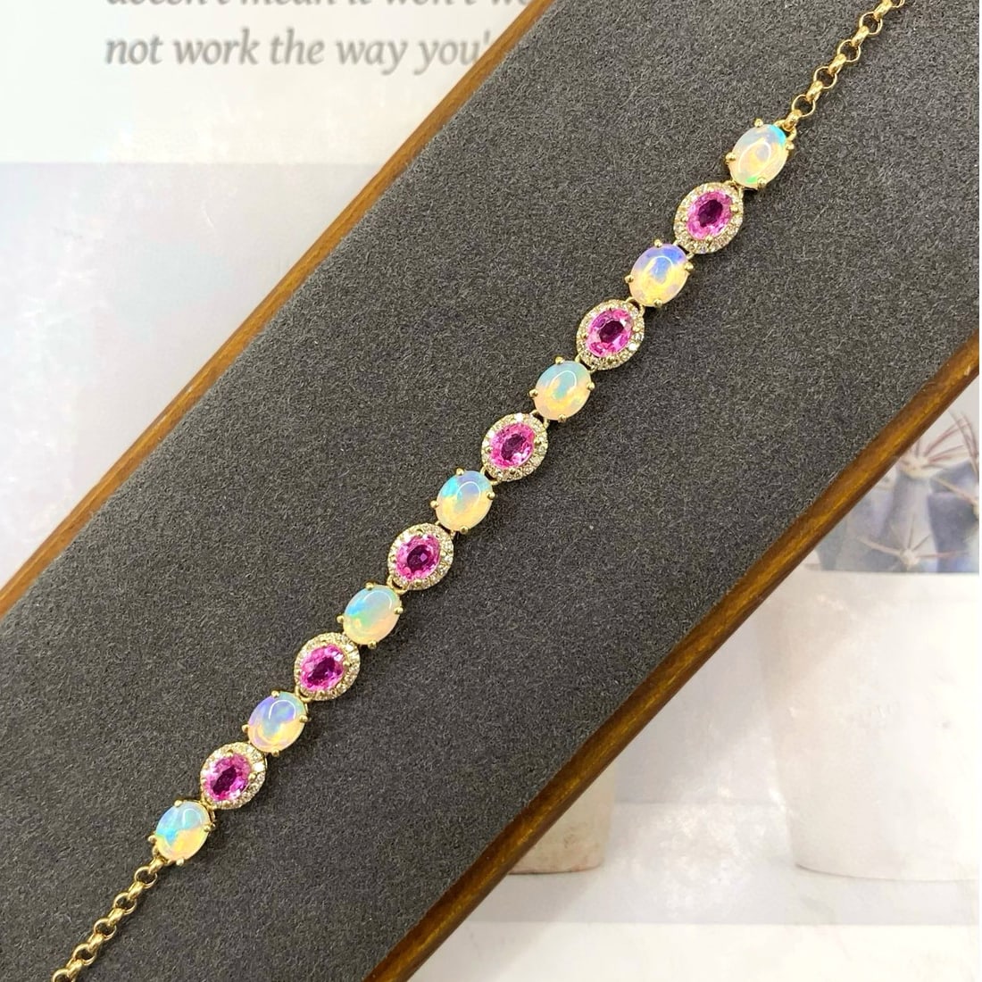 14k Gold 1.85 Ctw Natural Opal & Diamond Bracelet: Ref:231051110 // gold content:14k gold // main gemstone:opal // shape:oval // carat weight:1. 56ct // color:color // treatment:natural // // adjacent gemstone 2 : diamond // number of stones:96 //