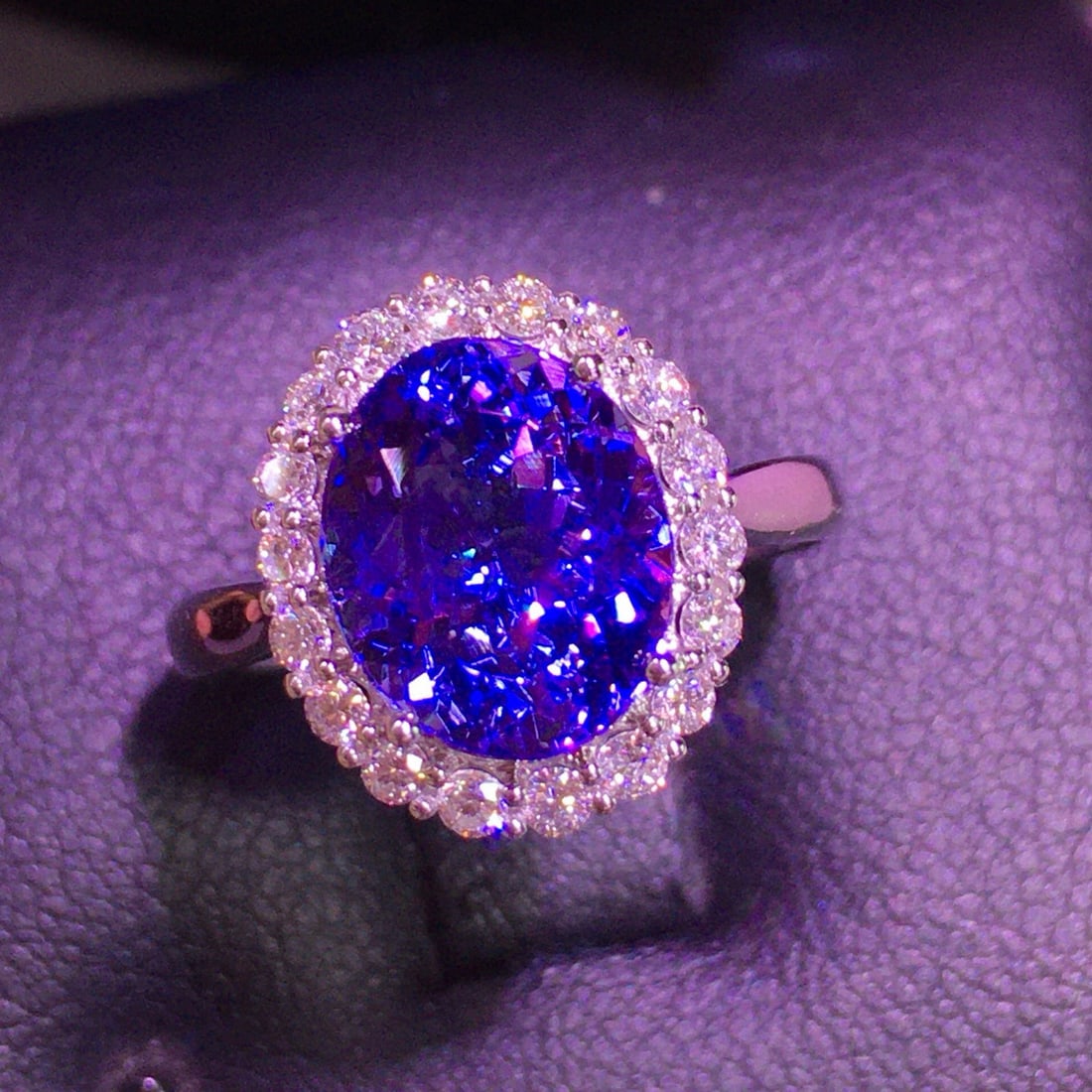 14k Gold 3.6 Ct Natural Tanzanite & Diamond Ring: Ref:231051131 // gold content:14k gold // ring size:7. 25us // // main gemstone:tanzanite // shape:oval // carat weight:3. 6ct // color:blue // treatment:natural // // adjacent gemstone 2 : diamond