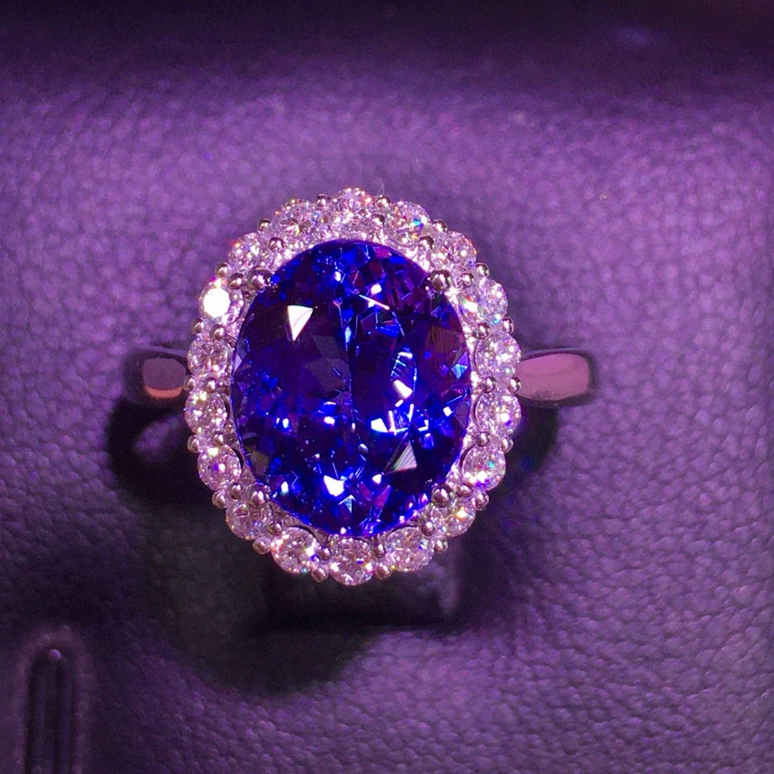 14k Gold 3.6 Ct Natural Tanzanite & Diamond Ring - 2