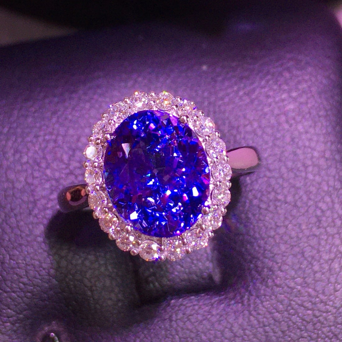14k Gold 3.6 Ct Natural Tanzanite & Diamond Ring - 4