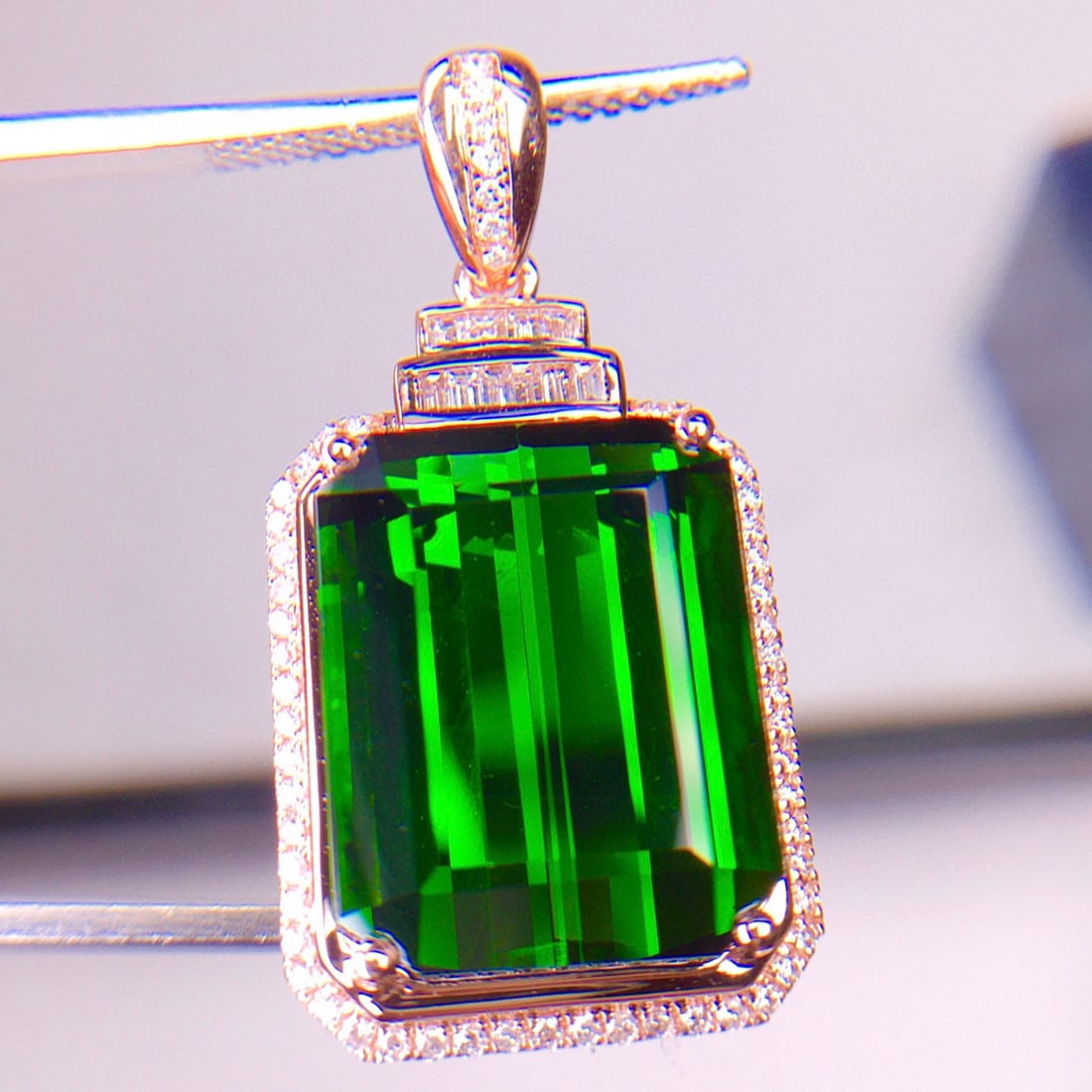 14k Gold 13.6 Ct Natural Tourmaline & Diamond Pendant( Without Chain ): Ref:231051132 // gold content:14k gold // main gemstone:tourmaline // shape:octagonal // carat weight:13. 6ct // color:green // treatment:natural // // adjacent gemstone 2 : diamond // shape:multiply