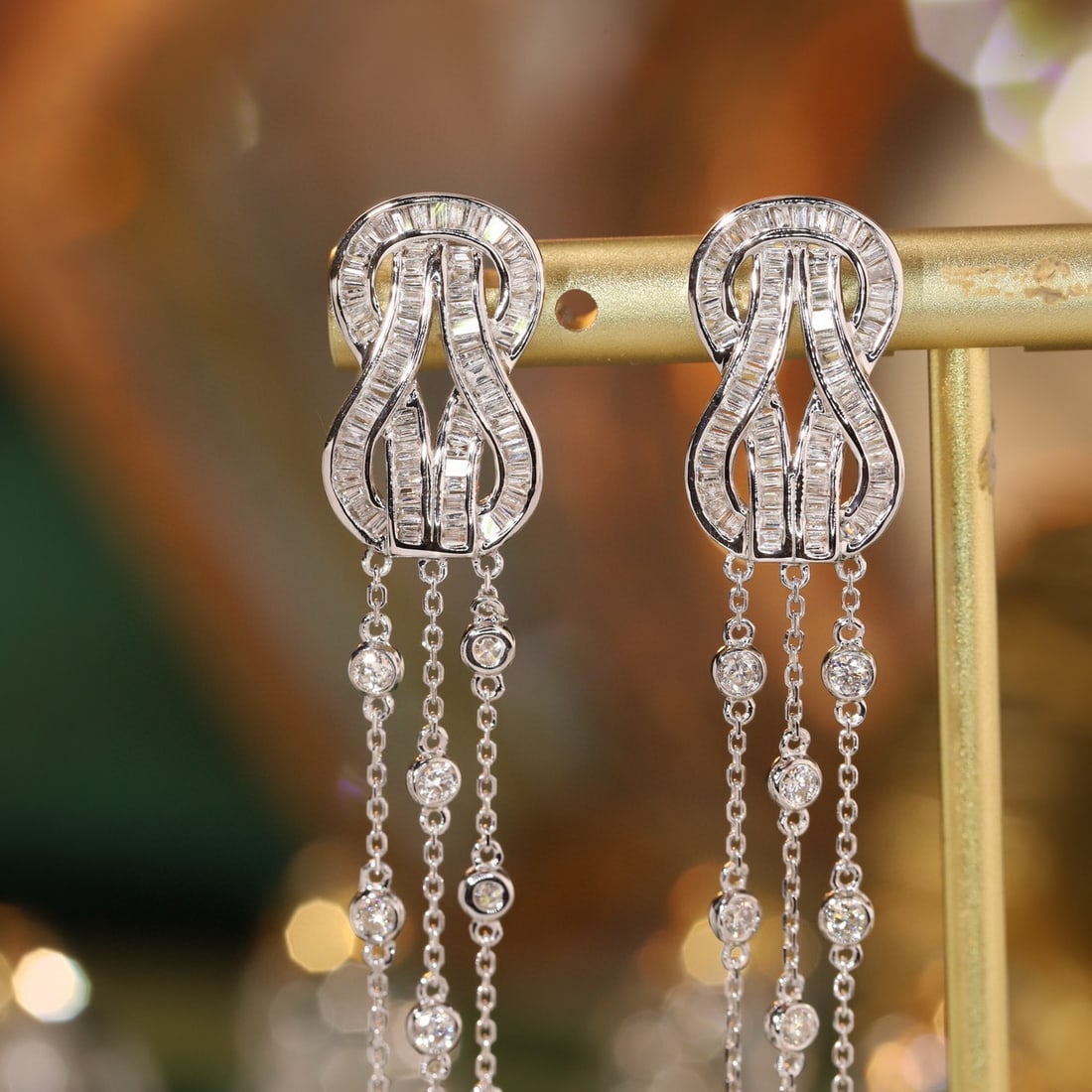 14k Gold 1.2 Ct Natural H Diamond Earrings: Ref:231051198 // gold content:14k gold // main gemstone:diamond // shape:multiply // carat weight:1. 2ct // clarity grade:vs-si // color:h // treatment:natural // Condition: New Low Estimate: 5500.00