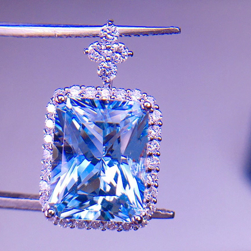 14k Gold 4.6 Ct Natural Aquamarine & Diamond Pendant( Without Chain ): Ref:231051208 // gold content:14k gold // main gemstone:aquamarine // shape:octagonal // carat weight:4. 6ct // color:santa maria color // treatment:natural // // adjacent gemstone 2 : diamond //