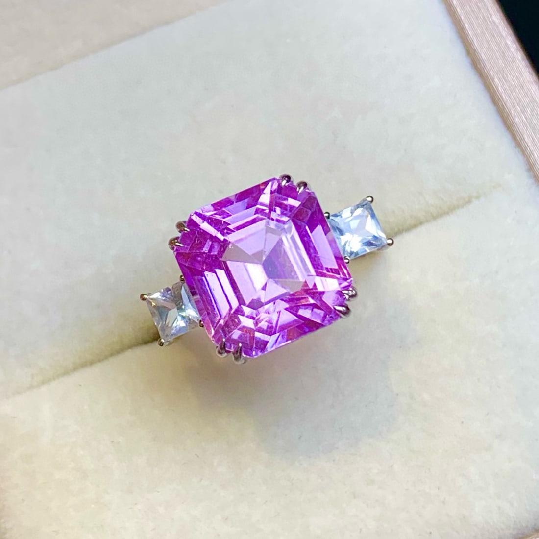 14k Gold 11.3 Ct Natural Kunzite & Sapphire Ring: Ref:231051241 // gold content:14k gold // ring size:7. 25us // // main gemstone:kunzite // shape:octagonal // carat weight:11. 3ct // color:purple // treatment:natural // // adjacent gemstone 2 : sapp