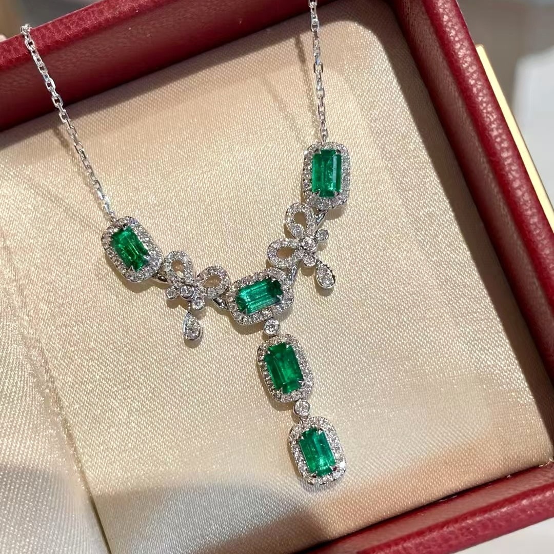14k Gold 1.45 Ct Natural Emerald & Diamond Necklace: Ref:231051255 // gold content:14k gold // main gemstone:emerald // shape:octagonal // carat weight:1. 45ct // color:green // treatment:natural // // adjacent gemstone 2 : diamond // shape:round // cla