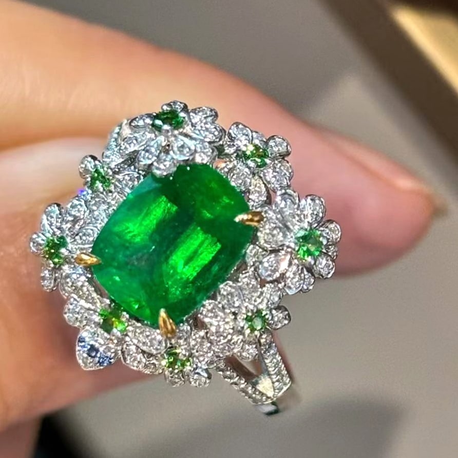 14k Gold 2 Ct Natural Emerald & Diamond Ring: Ref:231051258 // gold content:14k gold // ring size:7. 25us // // main gemstone:emerald // shape:cushion // carat weight:2ct // color:green // treatment:natural // // adjacent gemstone 2 : diamond //