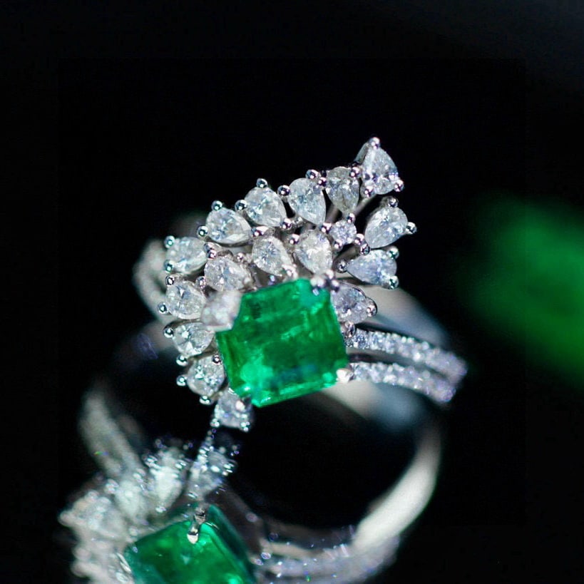 14k Gold 2.14 Ctw Vivid Green Natural Emerald & Diamond Ring: Ref:231052004 // gold content:14k gold // ring size:7. 25us // // main gemstone:emerald // shape:octagonal // carat weight:1. 24ct // color:vivid green // treatment:natural // // adjacent gemstone 2 :