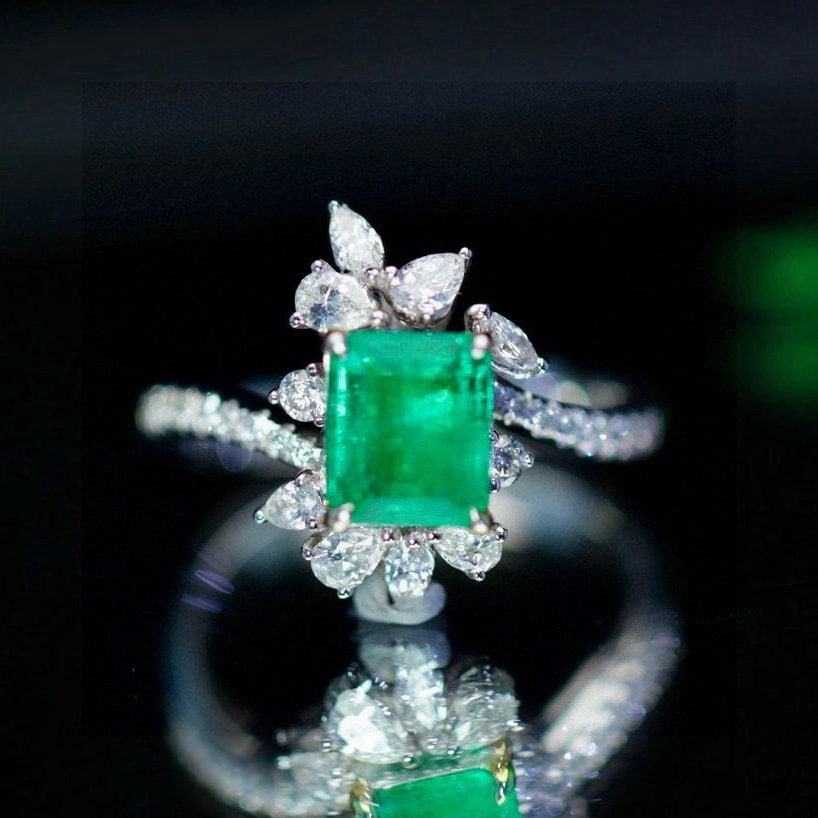 14k Gold 2.22 Ctw Vivid Green Natural Emerald & Diamond Ring: Ref:231052005 // gold content:14k gold // ring size:7. 25us // // main gemstone:emerald // shape:octagonal // carat weight:1. 62ct // color:vivid green // treatment:natural // // adjacent gemstone 2 :