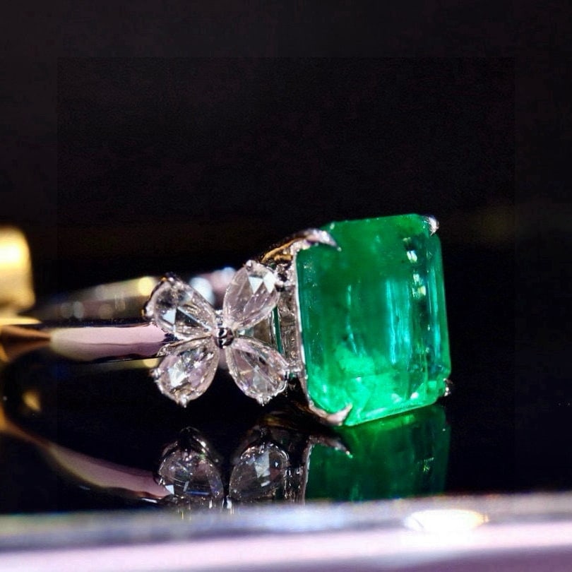 14k Gold 2.60 Ctw Vivid Green Natural Emerald & Diamond Ring: Ref:231052006 // gold content:14k gold // ring size:7. 25us // // main gemstone:emerald // shape:octagonal // carat weight:2. 36ct // color:vivid green // treatment:natural // // adjacent gemstone 2 :