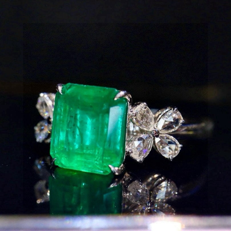 14k Gold 2.60 Ctw Vivid Green Natural Emerald & Diamond Ring - 2