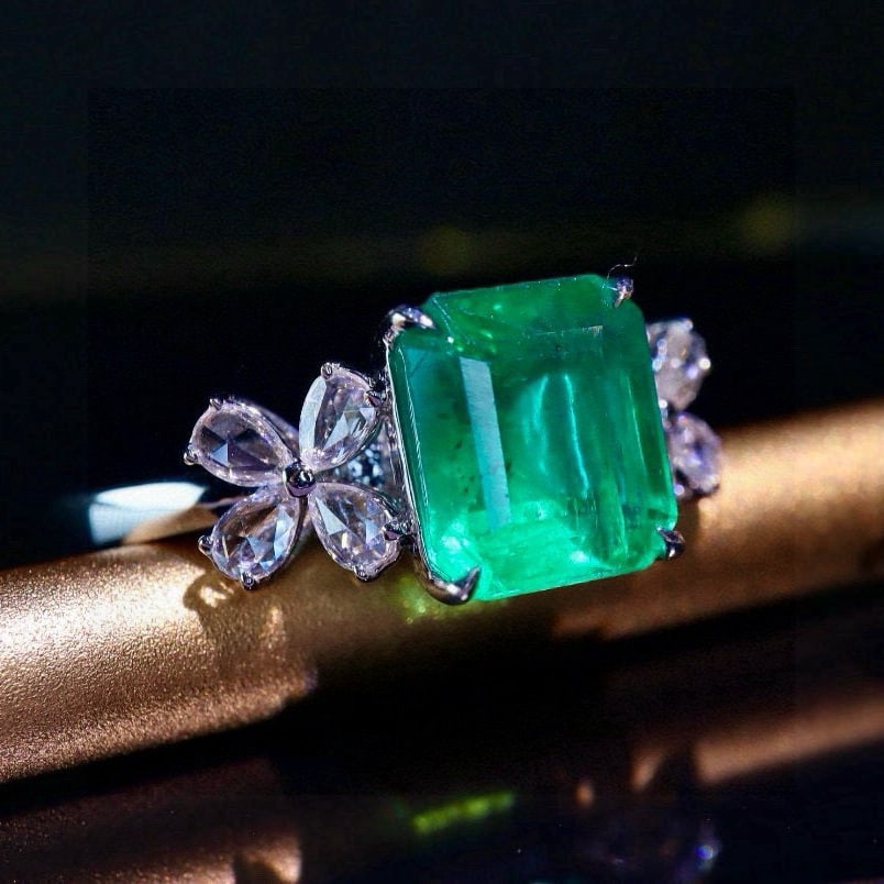 14k Gold 2.60 Ctw Vivid Green Natural Emerald & Diamond Ring - 3