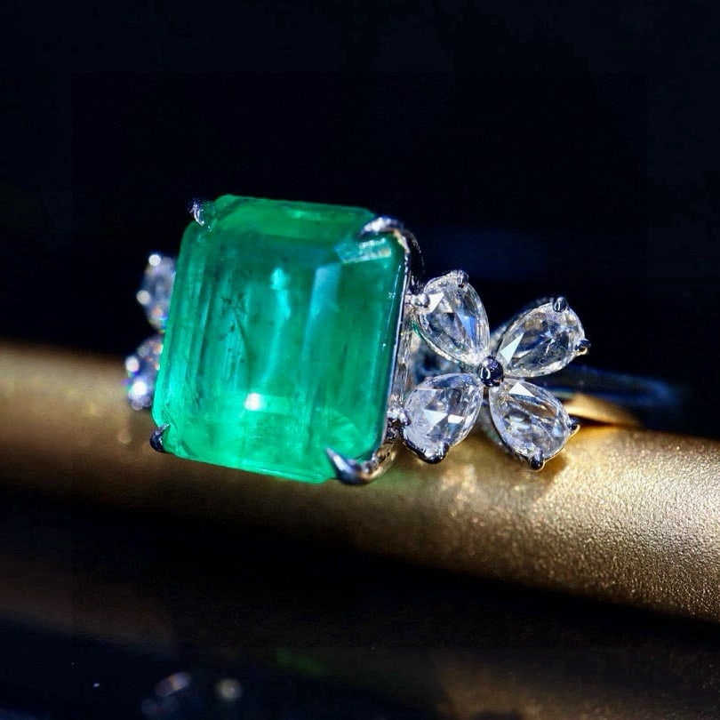 14k Gold 2.60 Ctw Vivid Green Natural Emerald & Diamond Ring - 4