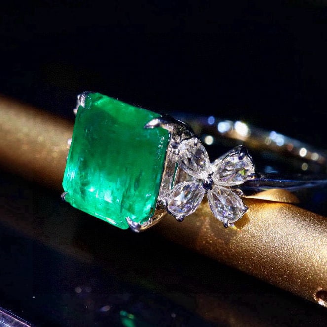 14k Gold 2.60 Ctw Vivid Green Natural Emerald & Diamond Ring - 7