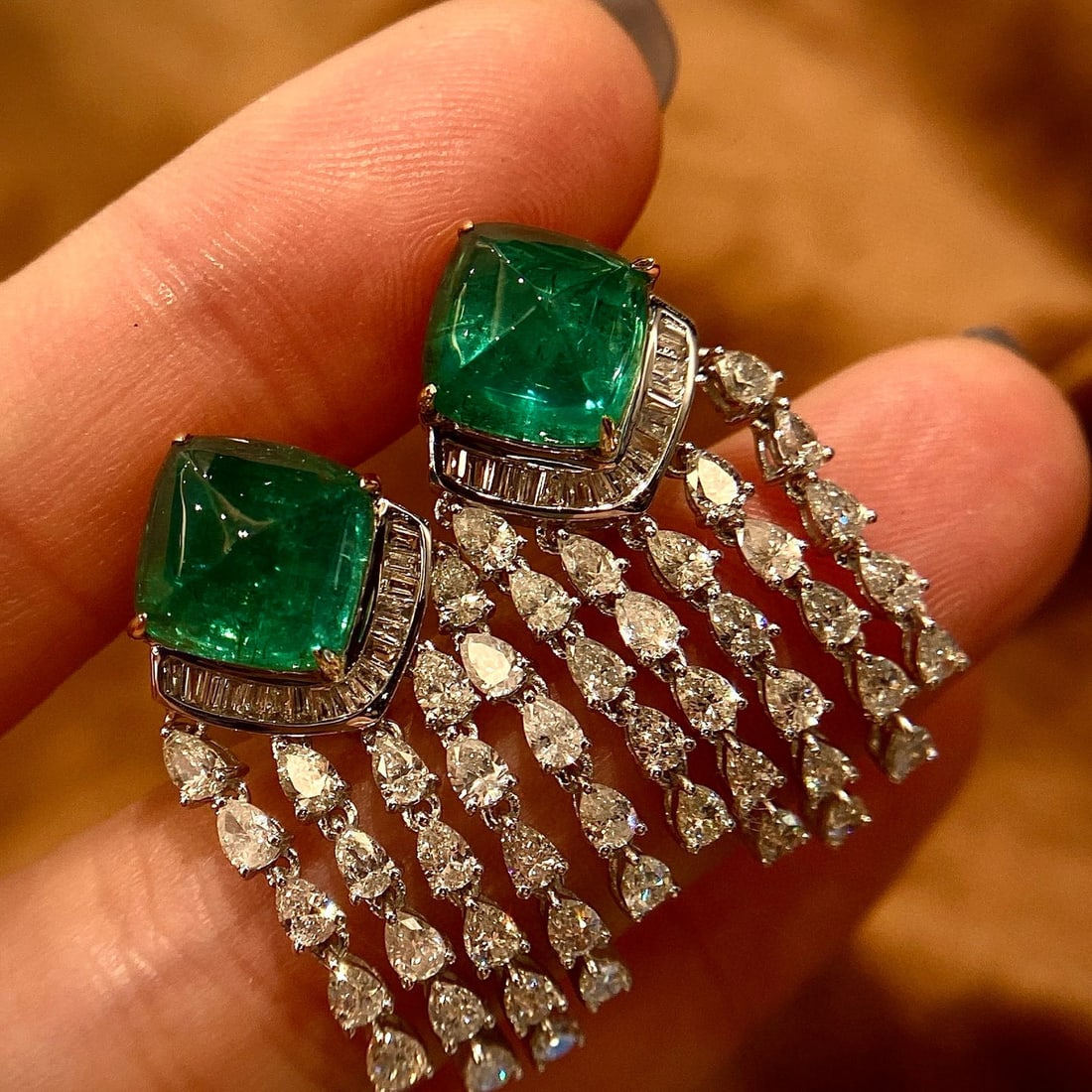 14k Gold 9.23 Ctw Vivid Green Natural Emerald & Diamond Earrings: Ref:231052009 // gold content:14k gold // main gemstone:emerald // shape:suger-loaf // carat weight:6. 58ct // color:vivid green // treatment:natural // // adjacent gemstone 2 : diamond // shape:multi