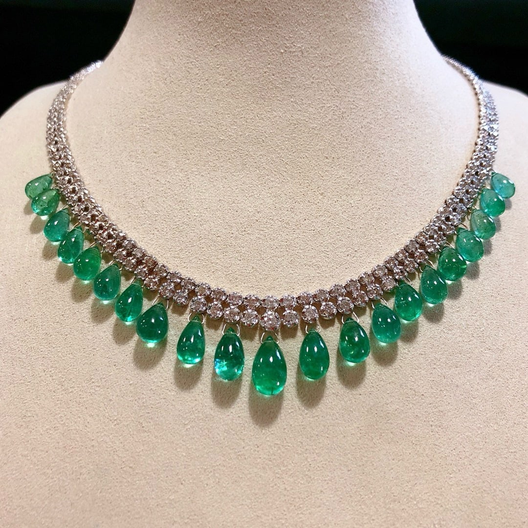14k Gold 43.90 Ctw Natural Emerald & Diamond Necklace: Ref:231052010 // gold content:14k gold // main gemstone:emerald // shape:pear // carat weight:38. 90ct // color:green // treatment:natural // // adjacent gemstone 2 : diamond // shape:round // carat w