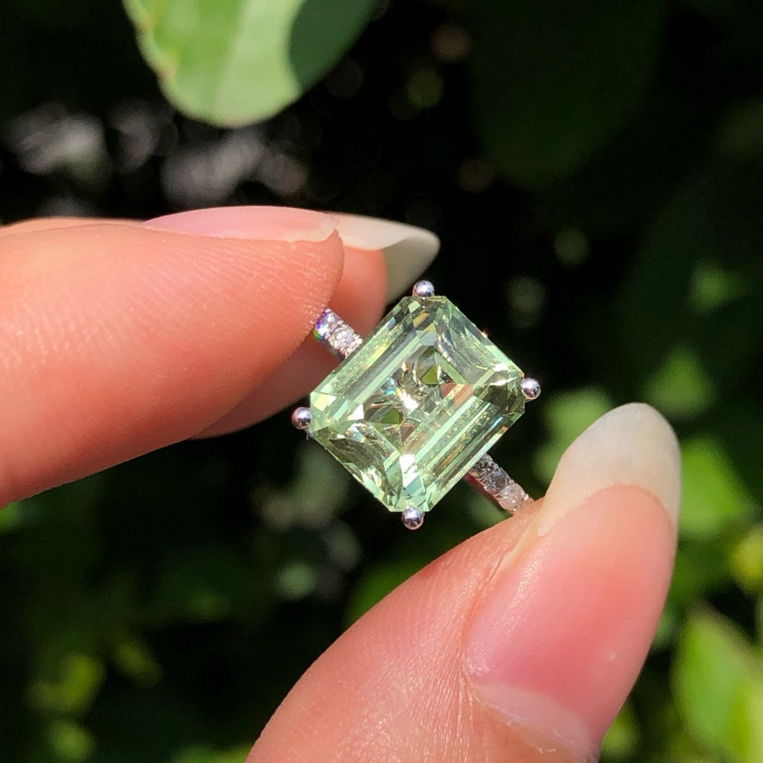 14k Gold 3.70 Ctw Natural Chrysoberyl & Diamond Ring: Ref:231052013 // gold content:14k gold // ring size:7. 25us // // main gemstone:chrysoberyl // shape:octagonal // carat weight:3. 51ct // color:green // treatment:natural // // adjacent gemstone 2 : d