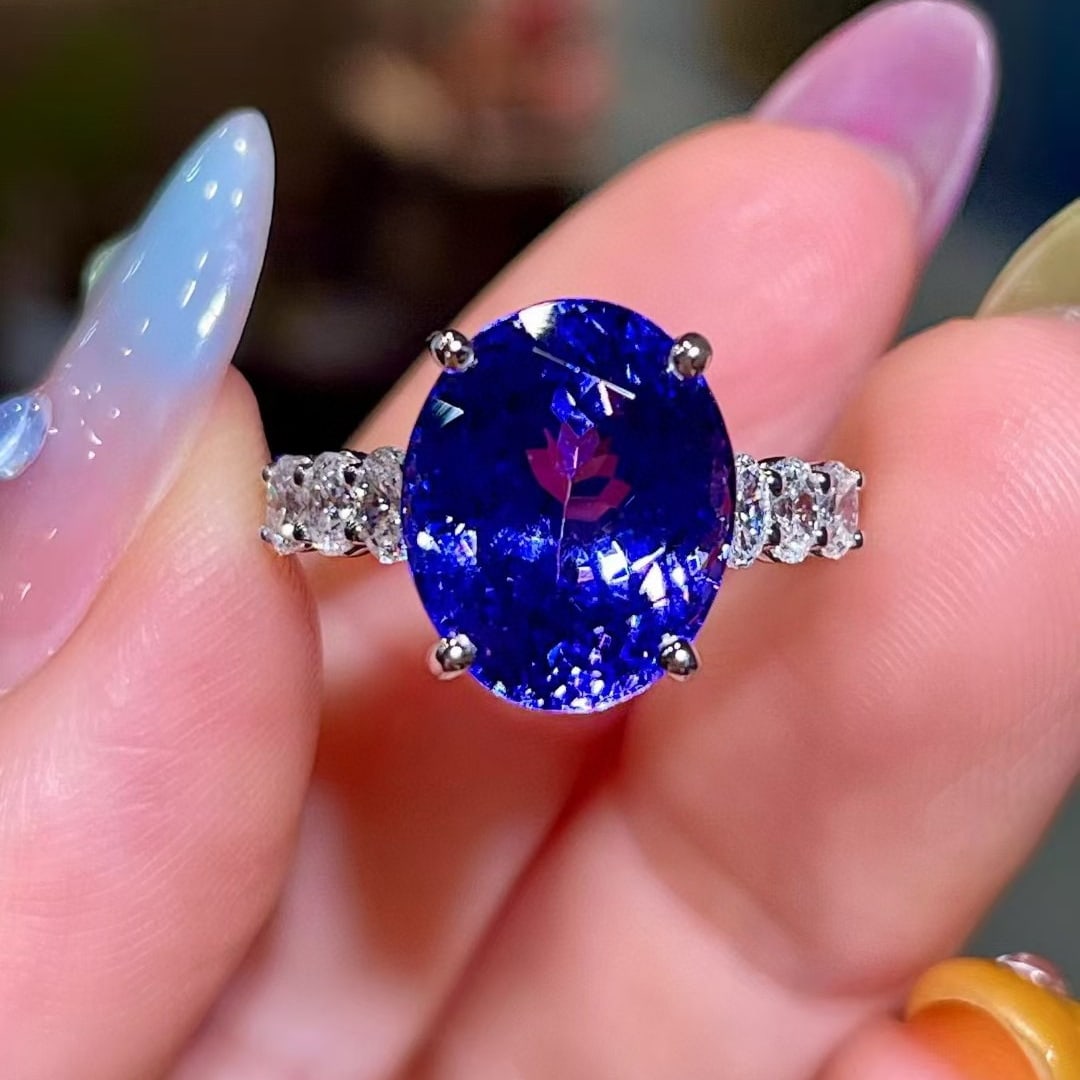 14k Gold 6.66 Ctw Natural Tanzanite & Diamond Ring: Ref:231052020 // gold content:14k gold // ring size:7. 25us // // main gemstone:tanzanite // shape:oval // carat weight:6. 23ct // color:blue // treatment:natural // // adjacent gemstone 2 : diamond /