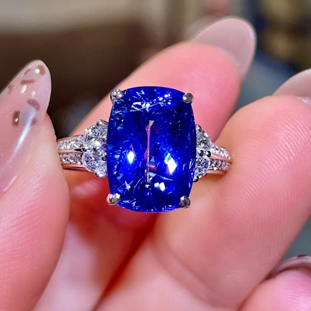 14k Gold 4.95 Ctw Natural Tanzanite & Diamond Ring: Ref:231052021 // gold content:14k gold // ring size:7. 25us // // main gemstone:tanzanite // shape:cushion // carat weight:4. 55ct // color:blue // treatment:natural // // adjacent gemstone 2 : diamon