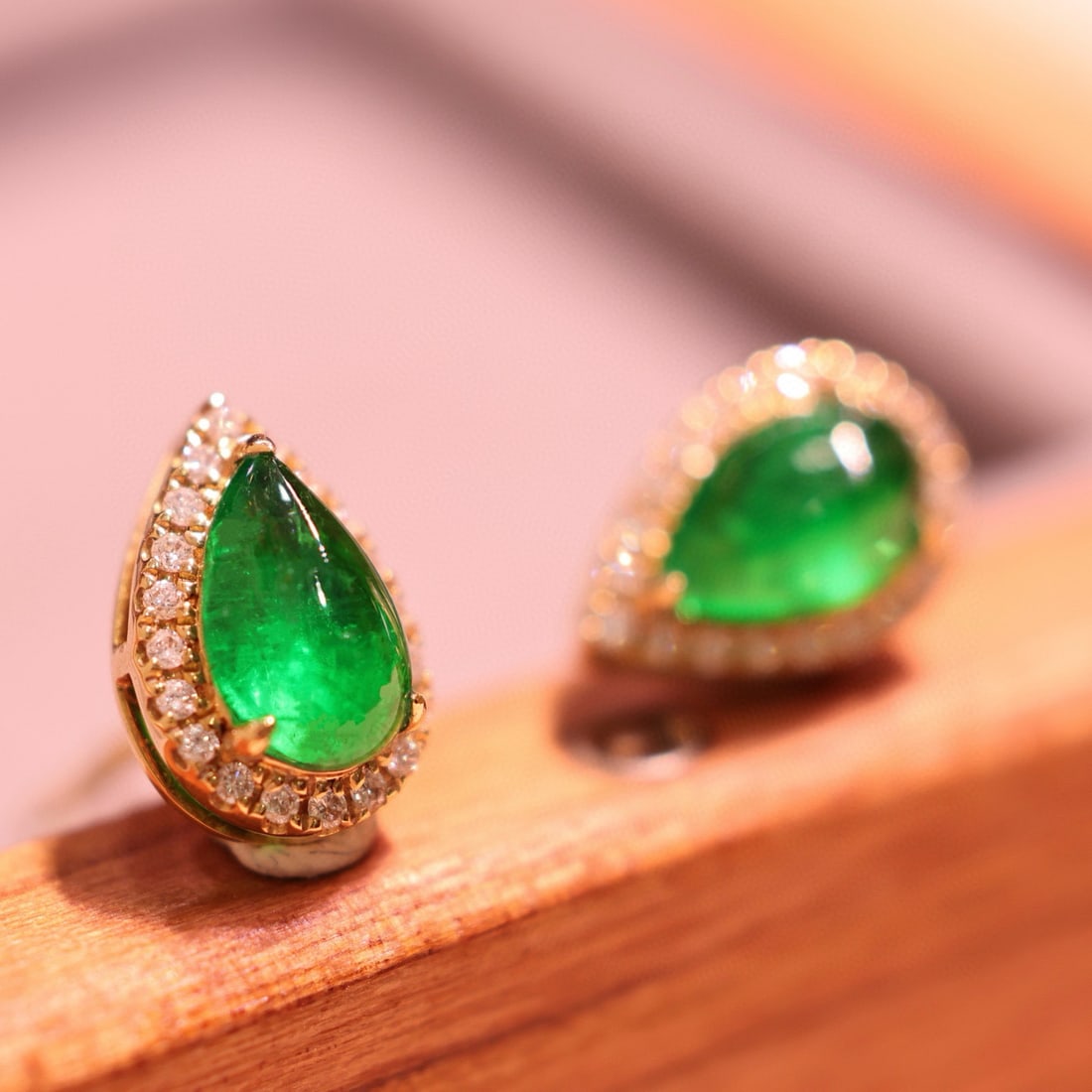 14k Gold 0.99 Ctw Vivid Green Natural Emerald & Diamond Earrings: Ref:231052029 // gold content:14k gold // main gemstone:emerald // shape:pear // carat weight:0. 9ct // color:vivid green // treatment:natural // // adjacent gemstone 2 : diamond // shape:round //