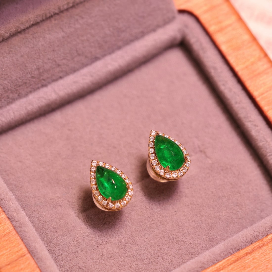 14k Gold 0.99 Ctw Vivid Green Natural Emerald & Diamond Earrings - 5