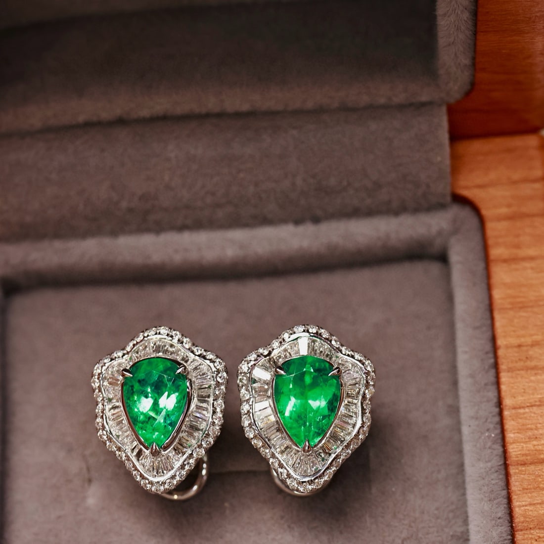 14k Gold 2.20 Ctw Vivid Green Natural Emerald & Diamond Earrings - 2
