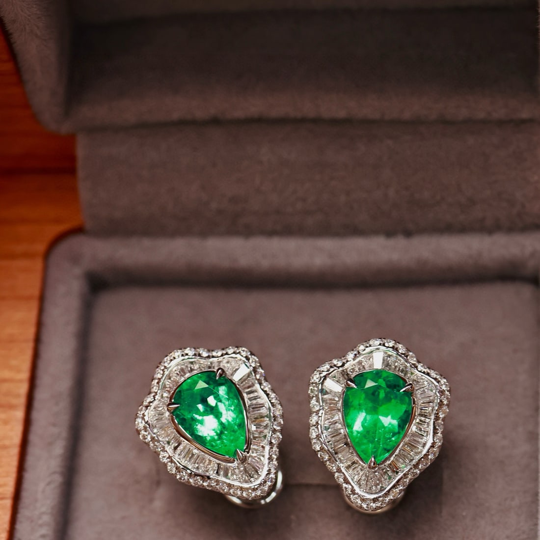 14k Gold 2.20 Ctw Vivid Green Natural Emerald & Diamond Earrings - 3