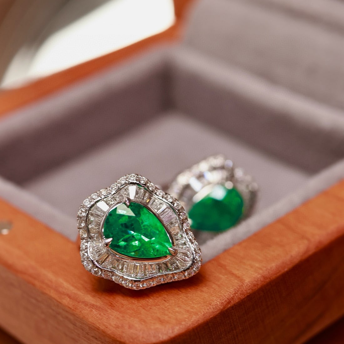 14k Gold 2.20 Ctw Vivid Green Natural Emerald & Diamond Earrings - 4