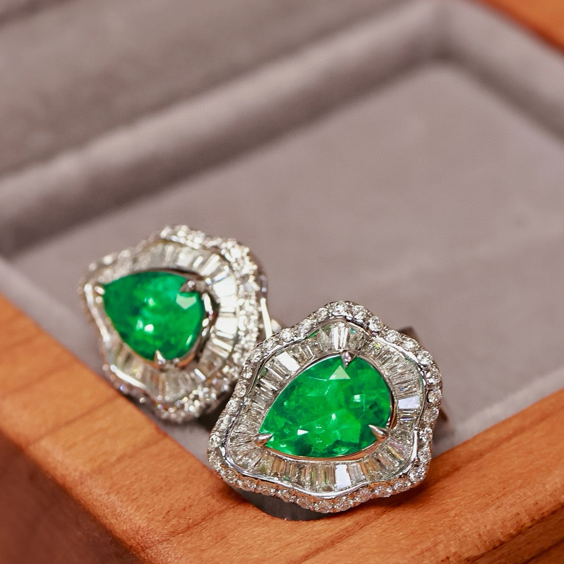 14k Gold 2.20 Ctw Vivid Green Natural Emerald & Diamond Earrings - 6