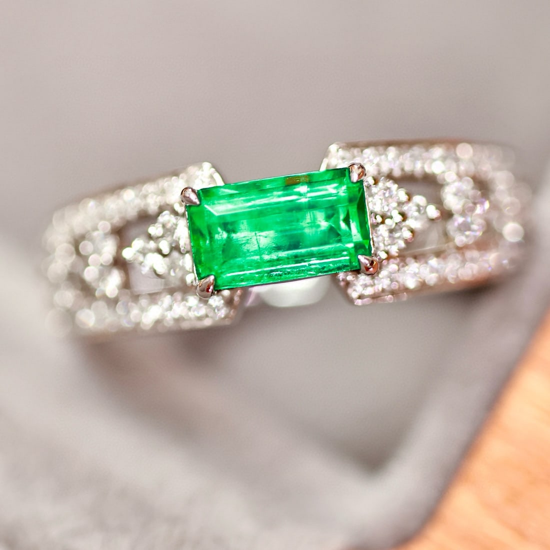 14k Gold 0.74 Ctw Vivid Green Natural Emerald & Diamond Ring: Ref:231052031 // gold content:14k gold // ring size:7. 25us // // main gemstone:emerald // shape:octagonal // carat weight:0. 5ct // color:vivid green // treatment:natural // // adjacent gemstone 2 :