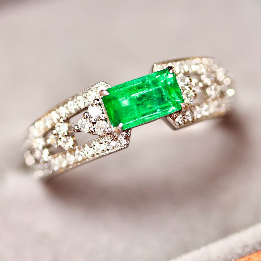 14k Gold 0.74 Ctw Vivid Green Natural Emerald & Diamond Ring - 2