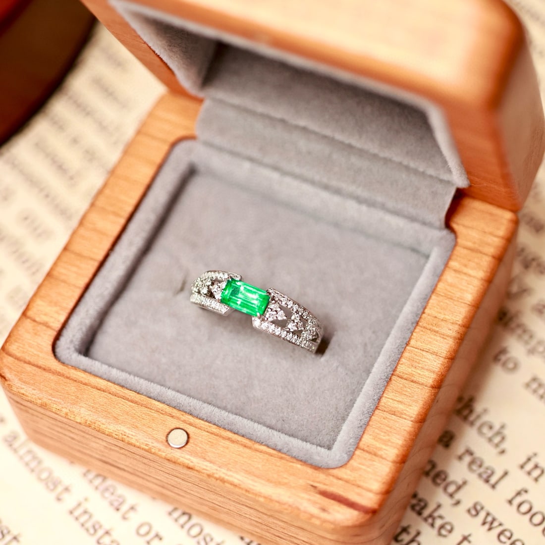 14k Gold 0.74 Ctw Vivid Green Natural Emerald & Diamond Ring - 3