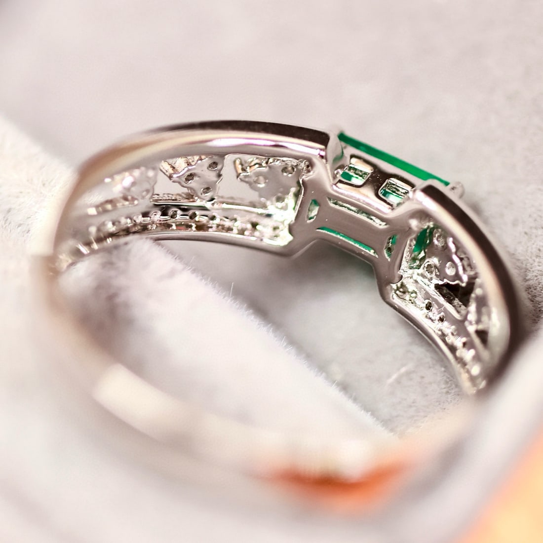 14k Gold 0.74 Ctw Vivid Green Natural Emerald & Diamond Ring - 5