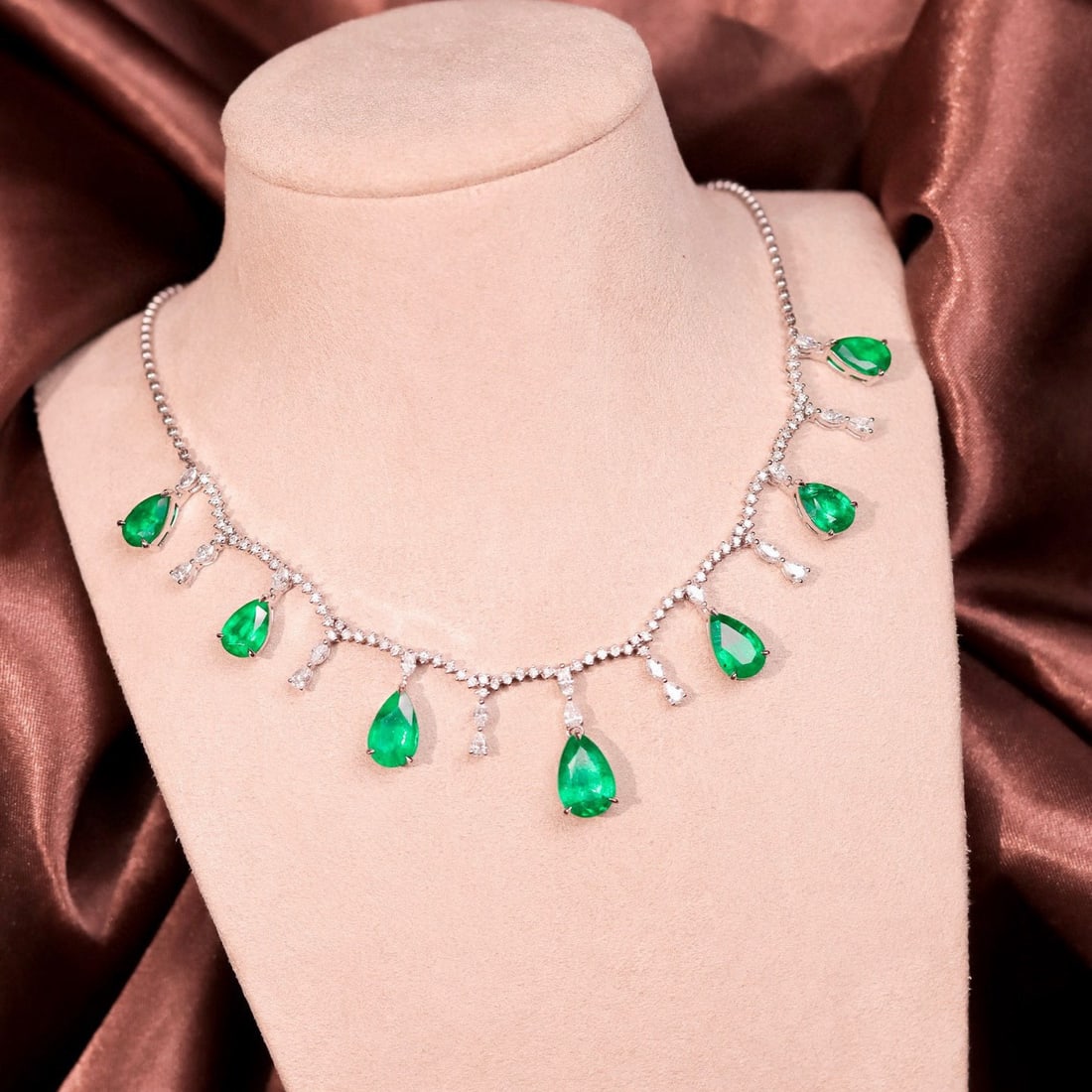 14k Gold 10.01 Ctw Vivid Green Natural Emerald & Diamond Necklace: Ref:231052032 // gold content:14k gold // main gemstone:emerald // shape:pear // carat weight:8. 27ct // color:vivid green // treatment:natural // // adjacent gemstone 2 : diamond // shape:round // ca