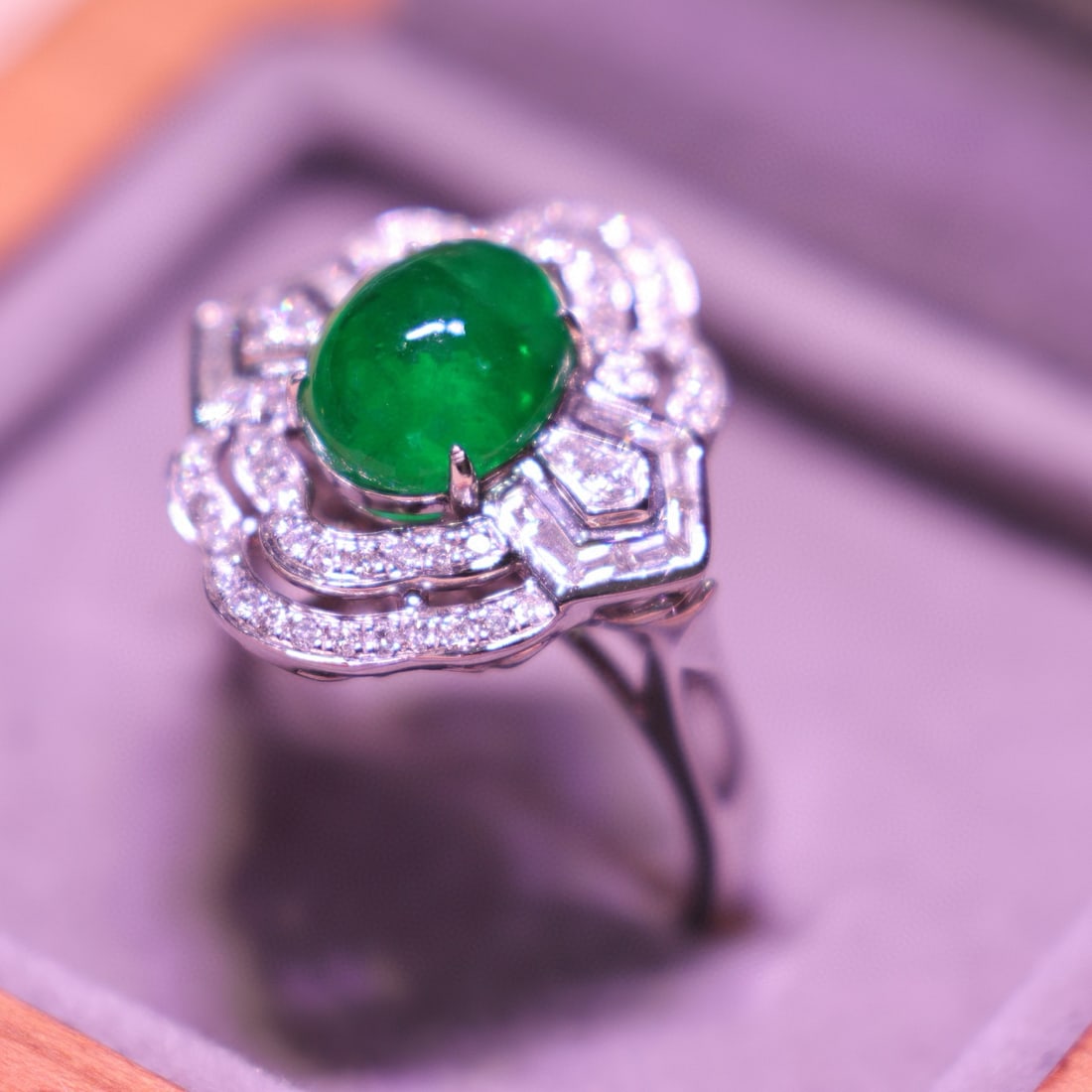 14k Gold 2.91 Ctw Vivid Green Natural Emerald & Diamond Ring: Ref:231052033 // gold content:14k gold // ring size:7. 25us // // main gemstone:emerald // shape:oval // carat weight:2. 4ct // color:vivid green // treatment:natural // // adjacent gemstone 2 : diamo