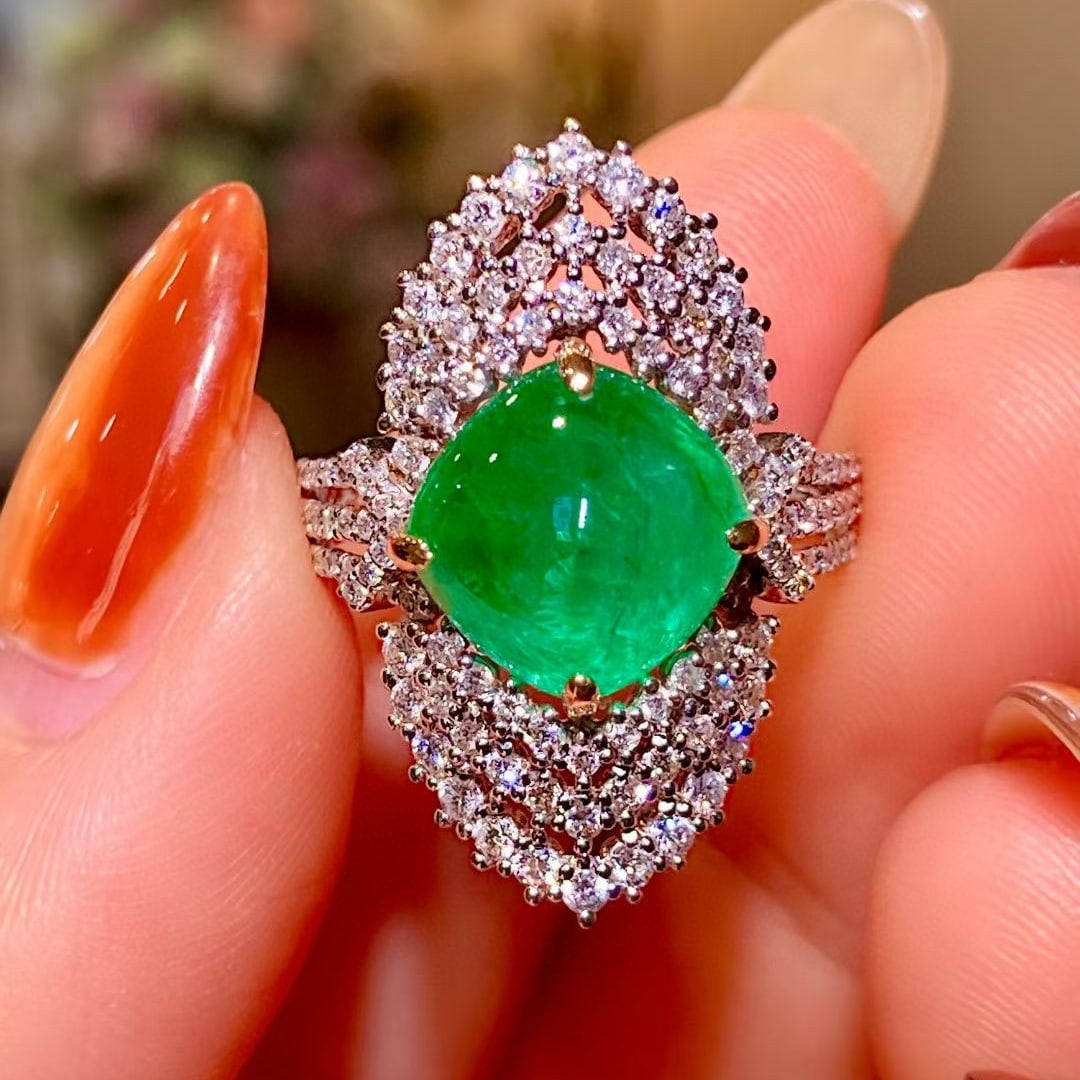 14k Gold 5.07 Ctw Vivid Green Natural Emerald & Diamond Ring: Ref:231052036 // gold content:14k gold // ring size:7. 25us // // main gemstone:emerald // shape:suger-loaf // carat weight:4. 16ct // color:vivid green // treatment:natural // // adjacent gemstone 2 